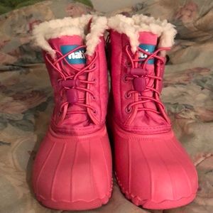 Native Pink snow boots with faux fur.(Used)